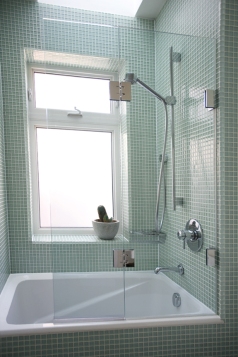 Glass shower installation with hinge